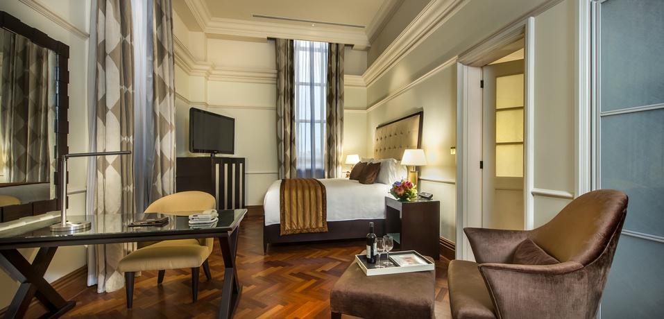 Governor_Suite_Bedroom_-_The_Fullerton_Hotel_Singapore_390d23