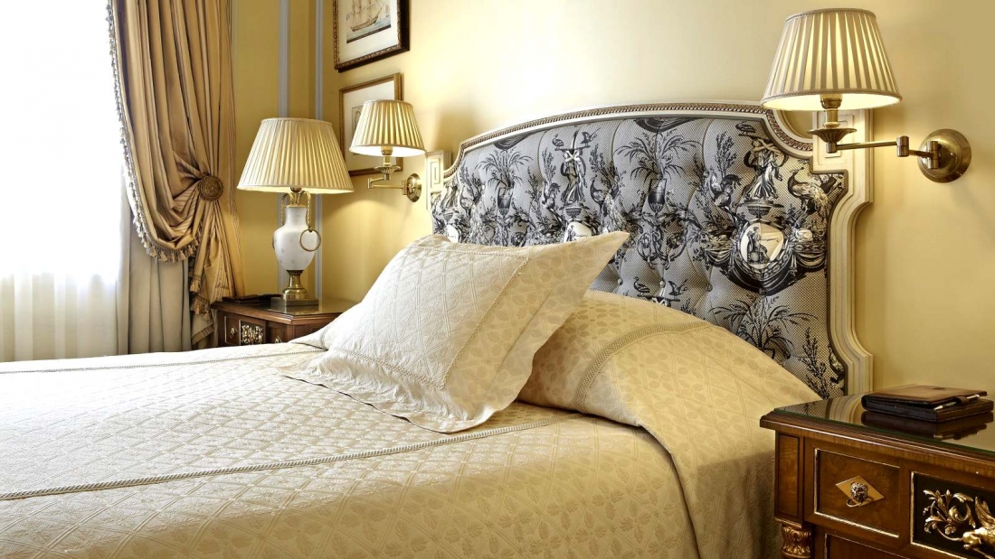 Hotel_Grande_Bretagne_Guest_Room_Deluxe_Bedroom_Detail